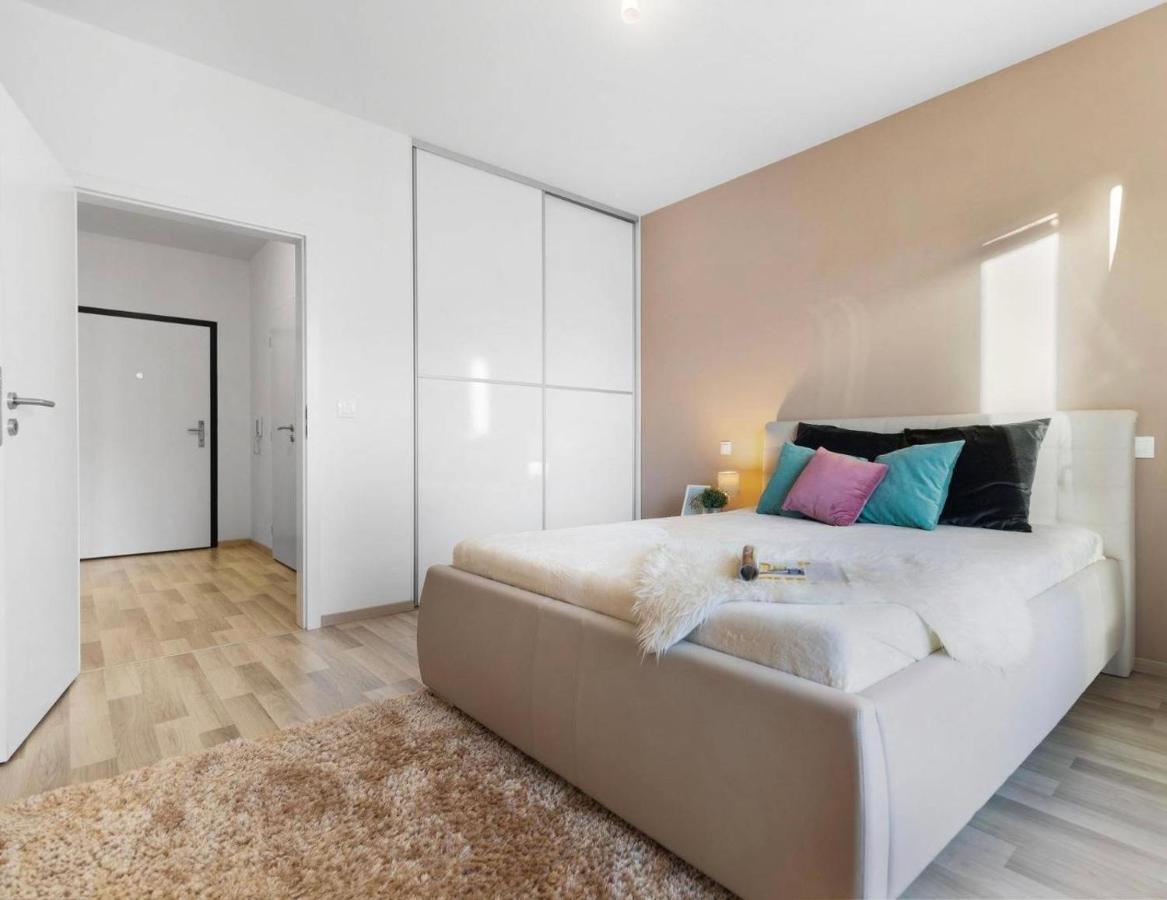 Sunflower - Modern Large Charming Apartment With Balcony براتسيلافا المظهر الخارجي الصورة